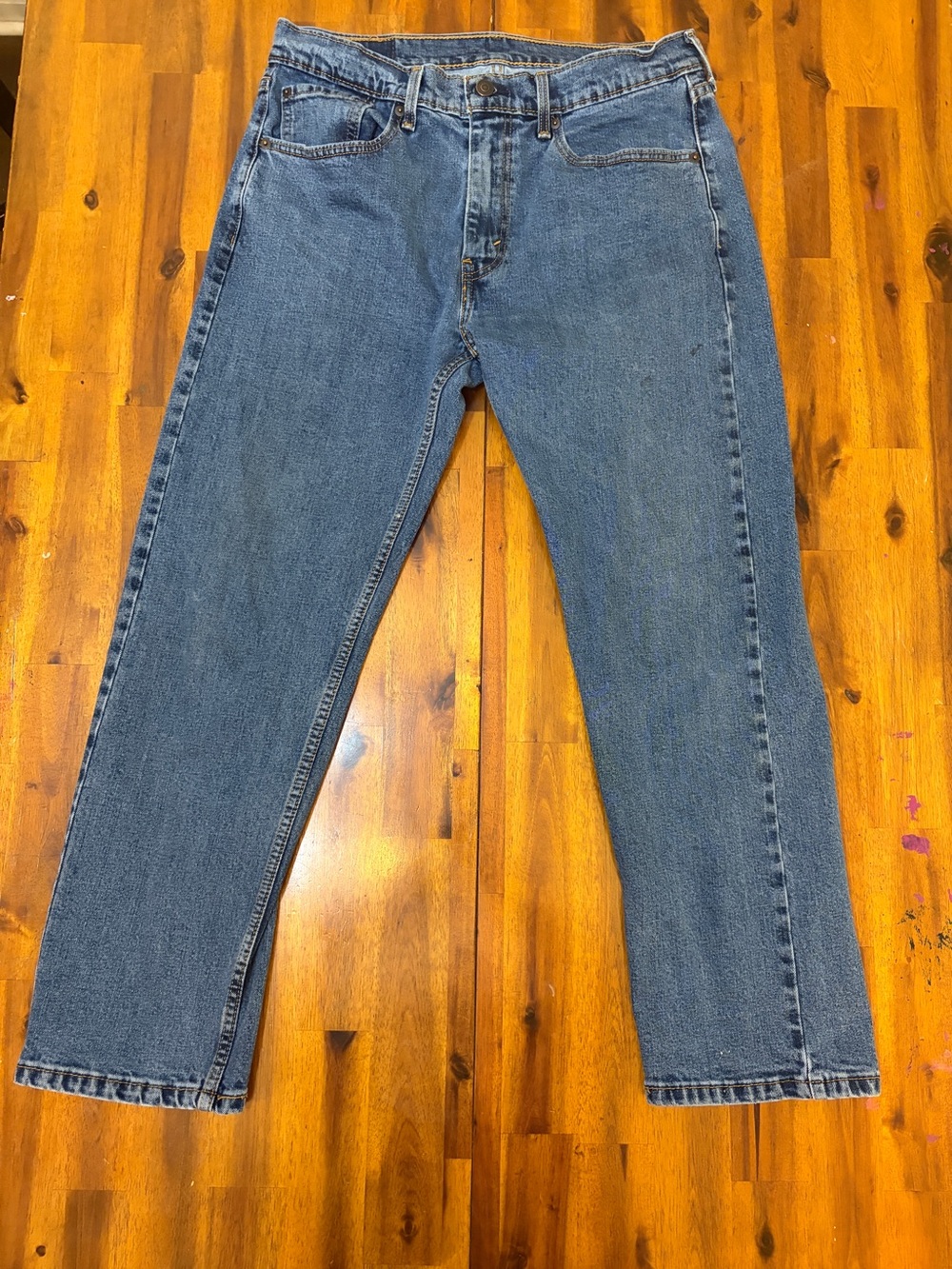 Mens levi 505 jeans mid wash size 33X29. Pleas look at pics.